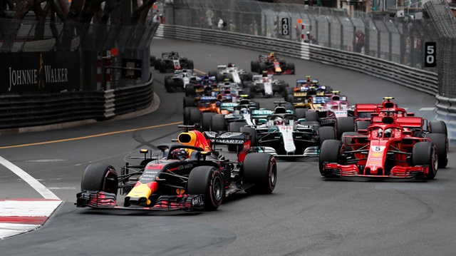 Formula 1'de Monaco Grand Prix'sini kazanan Red Bull-TAG Heuer takımından Ricciardo