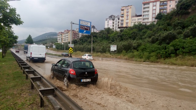 Bursa'da kuvvetli yağış ulaşımı olumsuz etkiledi