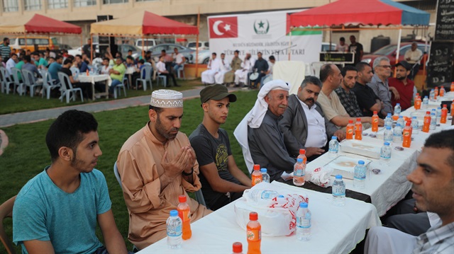 مائدة إفطار تركية تجمع فقراء غزة وأيتامها
