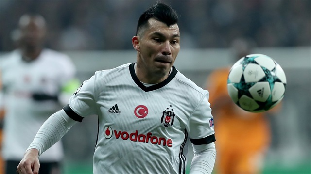 Geride bıraktığımız sezonda Beşiktaş formasıyla 40 maça çıkan Medel, 1 gol atarken 2 de asist yaptı.