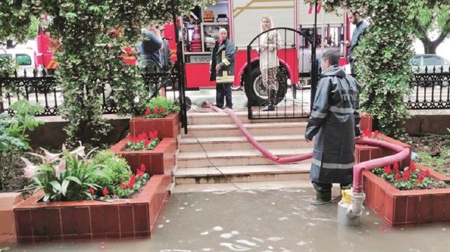 İtfaiye ve belediye ekiplerinin çalışmalarıyla biriken sular tahliye edildi.