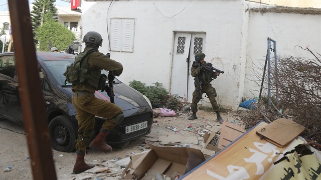 Kamp sakinleri birçok eve baskın düzenleyen İsrail askerlerinin 9 Filistinliyi gözaltına aldığını aktardı
