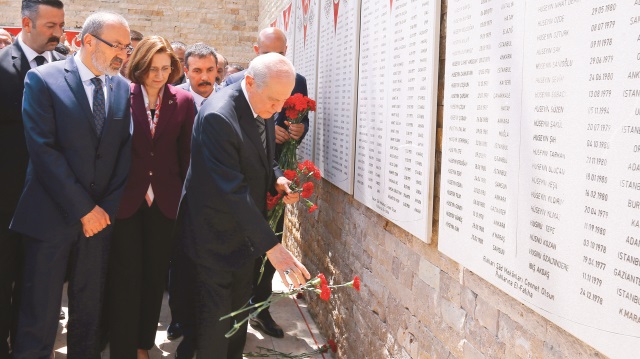 MHP lideri Bahçeli, şehitler için yapılan anıta karanfil bıraktı.​