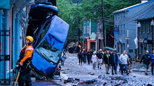 ABD'nin Maryland eyaletinde etkili olan sel nedeniyle çok sayıda araç devrildi. 