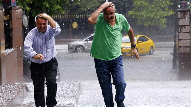 Ankara'da etkili olan dolu yağışı hayatı olumsuz etkiledi.