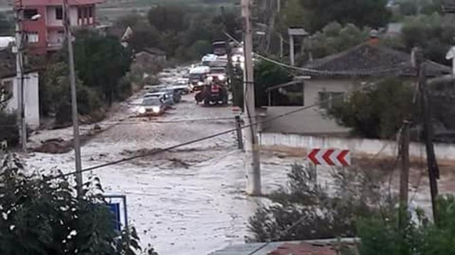 İzmir'de etkili olan sağanak yağışlar sele neden oldu.