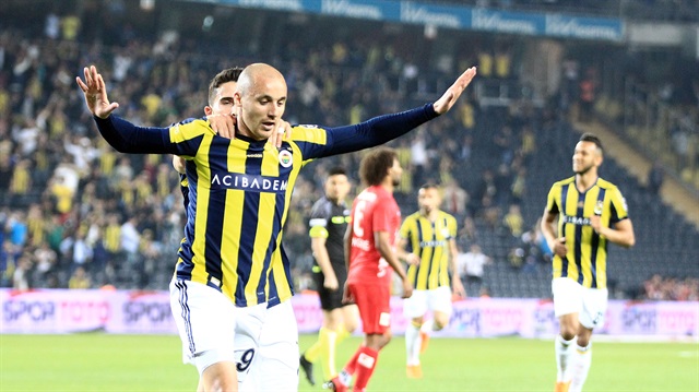 32 yaşındaki Aatıf bu sezon Fenerbahçe formasıyla çıktığı 37 maçta 7 gol atarken 2 de asist kaydetti.