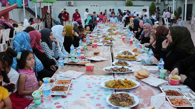 ABD'li Müslümanlardan Suriyeli yetimlere iftar