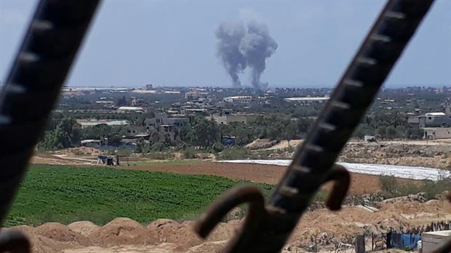 İşgalci İsrail, Gazze'ye havadan saldırdı.