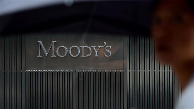Moody's "bağımsız" olduğunu savunsa da ortaklık yapısına bakıldığında pek de öyle olmadığı görülüyor. Moody's'in en büyük ortağı yüzde 12.70 payı ile dünyanın en zengin kişilerinden ABD'li milyarder Warren Buffet'ın sahibi olduğu Berkshire Hathaway. Moody's'in ikinci büyük ortağı ise merkezi Pennsylvania'da bulunan ve toplam 3.6 trilyon dolarlık varlığı yöneten yatırım şirketi The Vanguard Group. State Street'in CEO'su Joseph Hooley aynı zamanda Fed Boston yönetim kurulu üyesi.