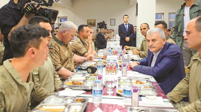 Şırnak Çakırsöğüt Jandarma Komando Tugay Komutanlığı’nı ziyaret eden Başbakan Yıldırım, iftarını Mehmetçikle yaptı. 