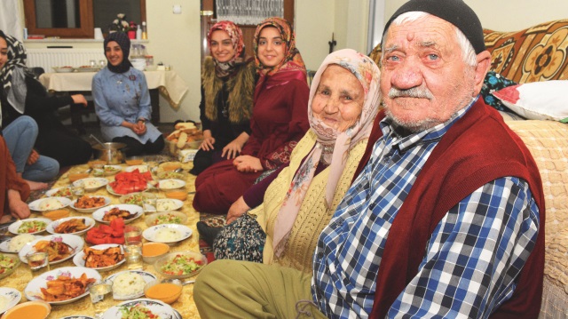 öğrenciler,  hazırladıkları yemeklerle yaşlıların iftar sofralarına konuk  oluyor.