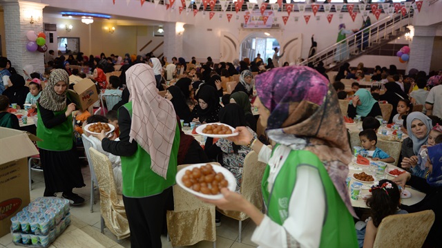 Suriyeli yetimler birlikte iftar yaptı