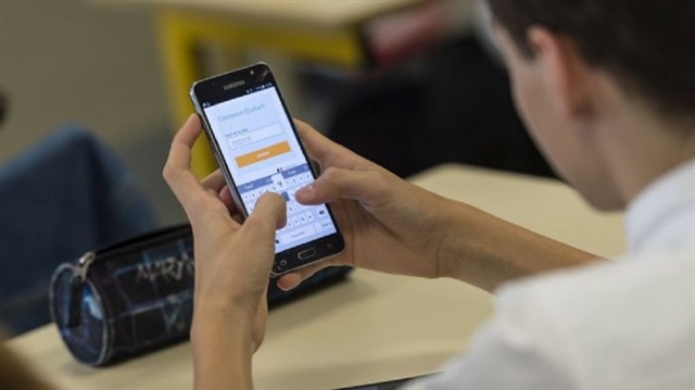 Fransa Parlamentosu onayladı: Üniversiteye kadar okulda cep telefonu yasak