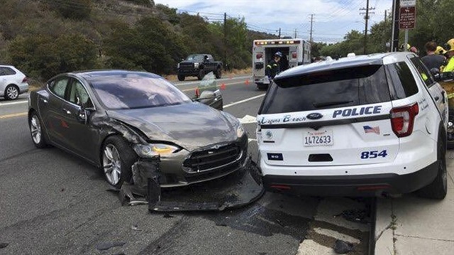 Tesla aracı otomatik pilottayken park halindeki polis aracına çarptı. 