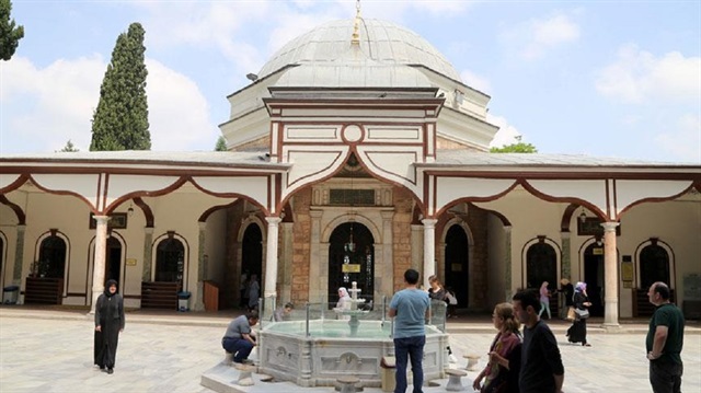Emir Sultan ve Üftade Hazretleri'nin cami ve türbeleri ziyaretçileri etkiliyor.
