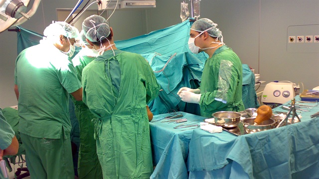 Artık kalp ameliyatları göğüs kafesi açılmadan 3 santimetrelik kesiyle yapılıyor.