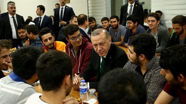 Cumhurbaşkanı Erdoğan, gençlerin Twitter'dan yaptığı sahur davetine katılmıştı.  