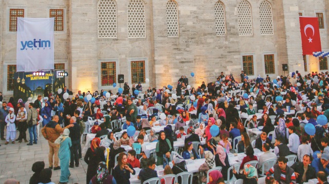 Yetimler, kendilerine tahsis edilen “Çocuk Sokağı”ndaki eğlence etkinliğine katıldı. 