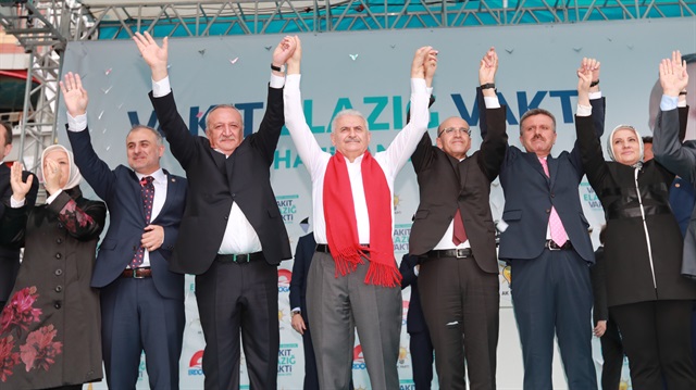 Başbakan Yıldırım'ın Elazığ mitinginde Mehmet Ağar da sahneye çıktı.