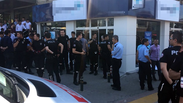 Bursa'da bir GSM firmasının bayiinde çıkan kavgada 1 kişi öldü, 2 kişi yaralandı.