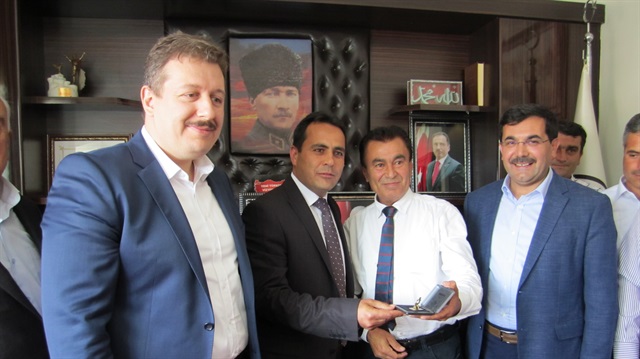 Denizli'nin Kale ilçesinin yeni belediye başkanlığına Mehmet Salih Sağınç seçildi. (solda)