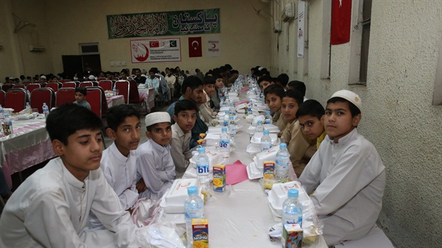 Turkish Red Crescent arranges iftar for 500 orphans in Rawalpindi city