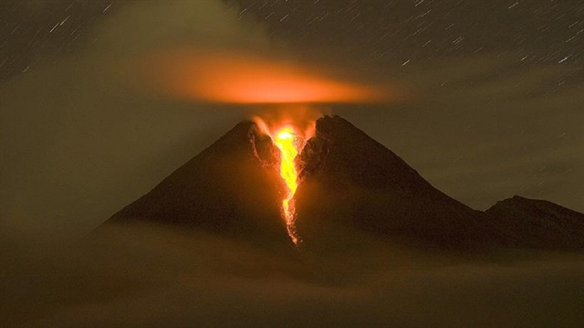 Merapi Yanardağı'ndaki patlamada kül ve duman 6 kilometre yüksekliğe çıktı!