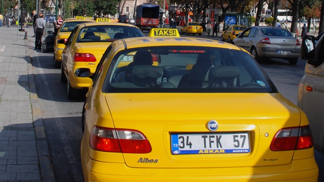 İstanbul taksileri turkuaz ve siyah olacak.