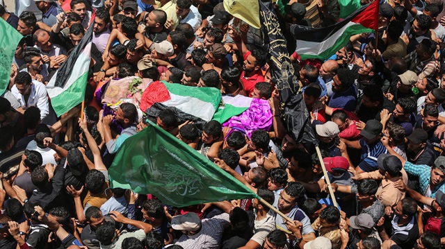 Han Yunus kentinin İsrail sınırında düzenlenen gösterilerde yaralanan Filistinlilerin yardımına koşarken İsrail keskin nişancılarının hedefi olan Rezzan en- Neccar gözyaşları içinde defnedildi.