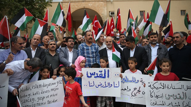 Şanlıurfa'da vatandaşlar, İsrail'in Filistinlilere uyguladığı zulüm protesto etti.