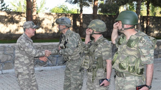 Genelkurmay Başkanı Akar, Hakkari Yüksekova'daki birliklerde inceleme ve denetlemelerde bulundu.