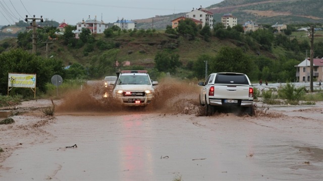 ​Tunceli’de etkisini arttıran sağanak yağış nedeniyle Tunceli-Pülümür-Erzincan karayolu yaklaşık yarım saat kapalı kaldı.