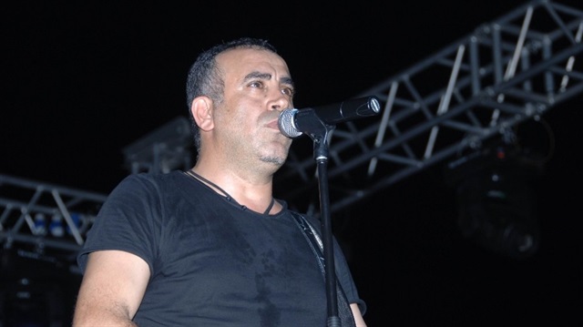 ​Şarkıcı Haluk Levent, "resmi belgede sahtecilik" suçlamasıyla arandığı gerekçesiyle Ankara'da gözaltına alındı.