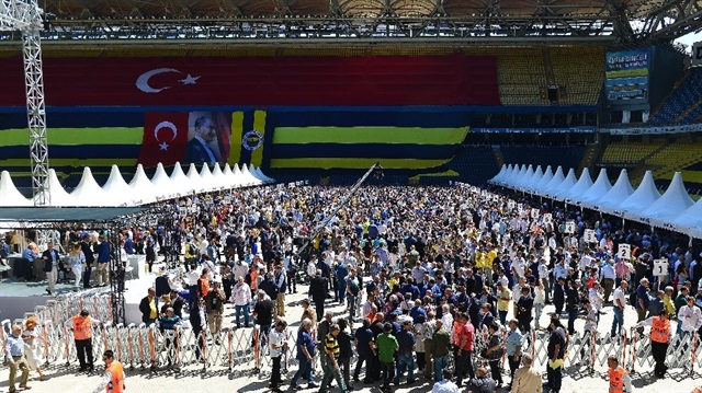 Fenerbahçe'de oy verme işlemine yoğun katılım olduğu görüldü.

