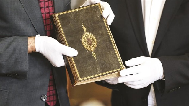 Topkapı Sarayı Müzesi’ne ait olduğu anlaşılan 524 yıllık el yazması Kur’an-ı Kerim 54 yıl sonra Aydın ailesi tarafından müzeye iade edildi. 