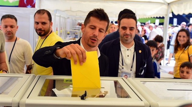 Emre Belözoğlu Fenerbahçe kongresinde oy kullandı.