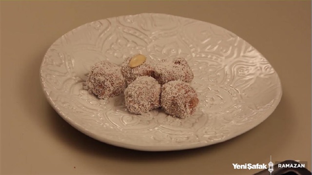 Ramazanda​ sütlü tatlıların hafifliğinden faydalanmak isteyenler için Çikolatalı İrmik Topları