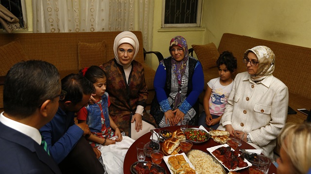 Emine Erdoğan orucunu Çevik ailesinin sofrasında açtı