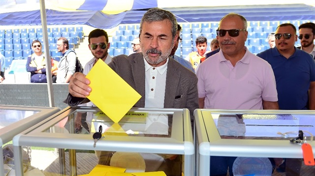 Teknik direktör Aykut Kocaman da Fenerbahçe kongresinde oy kullandı.