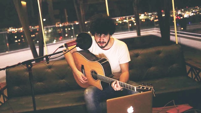 Sözleri ve bestesi müzisyen Onurcan Özcan'a ait "Yalnızlığın Ezgisi" isimli eseri şarkıcı Ferhat Göçer seslendirmişti.