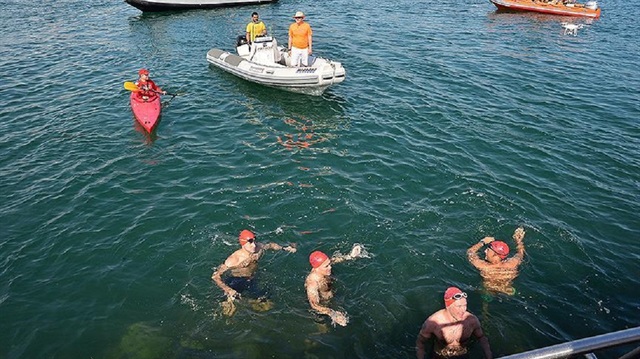 İngiliz yazarlar Çanakkale Boğazı'nı yüzerek geçti.