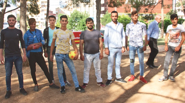 Arkadaşlarıyla voleybol oynarken konuştuğumuz Fikret İlan, 'Mardin’in Kabala Mahallesi’nin gençleri olarak Erdoğan’ı başkan yapacağız' dedi.