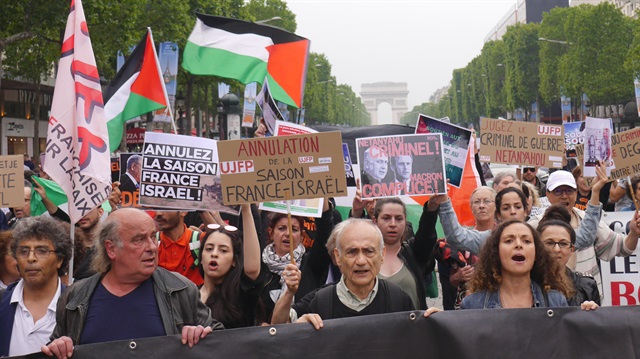 Çok sayıda dernek, Paris'te Şanzelize Caddesi ve Invalides Meydanı'nda protesto gösterileri düzenledi. 