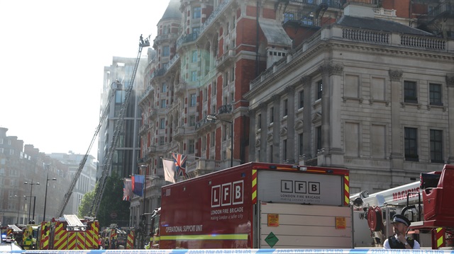 Londra’da 12 katlı otelde yangın çıktı.