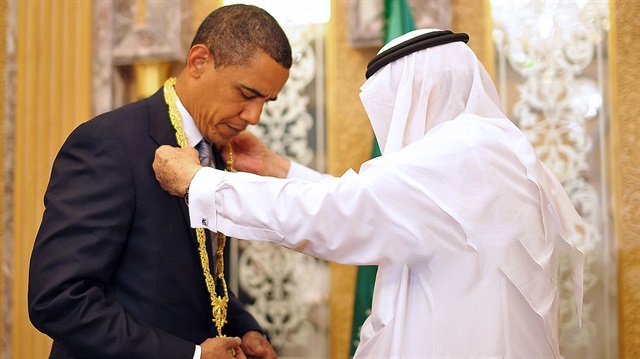 ABD Başkanı Barack Obama, Suudi Arabistan Kralı Abdullah bin Abdülaziz ile bir araya geldi. Kral Abdullah, Obama'ya devlet nişanı takdim etmişti. (3 Haziran 2009)
