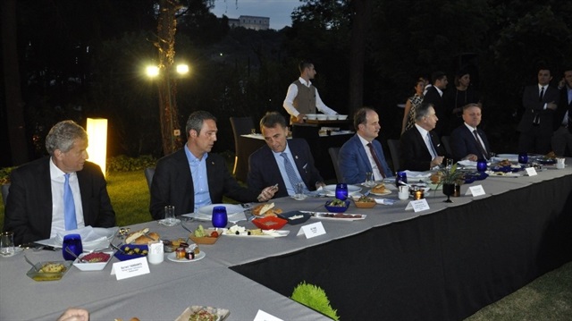 İftar yemeğine Beşiktaş Başkanı Fikret Orman, Galatasaray Başkanı Mustafa Cengiz ile Fenerbahçe Başkanı Ali Koç katıldı