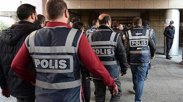 FETÖ operasyonu kapsamında gözaltına alınan eski polisler emniyete sevk edildi.