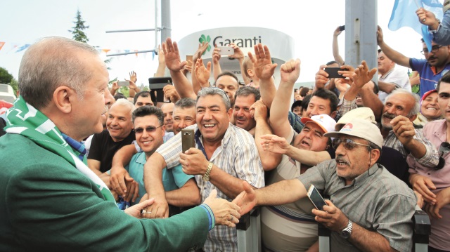 Meydanı dolduran on binlere seslenen Erdoğan, Muğla Stadı’nı millet bahçesi yapacaklarını belirterek, “Muğla’ya da süratle bir stadyum yapağız” dedi.