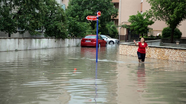 Edirne'de sağanak yağış istinat duvarını yıktı